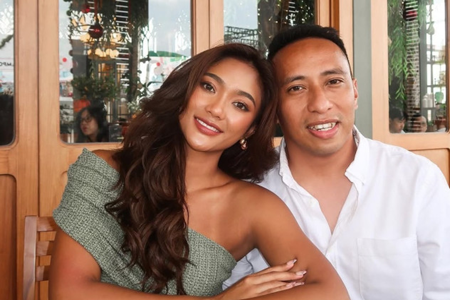 Pasangan Selebriti Marion Jola dan Dennis Talakua