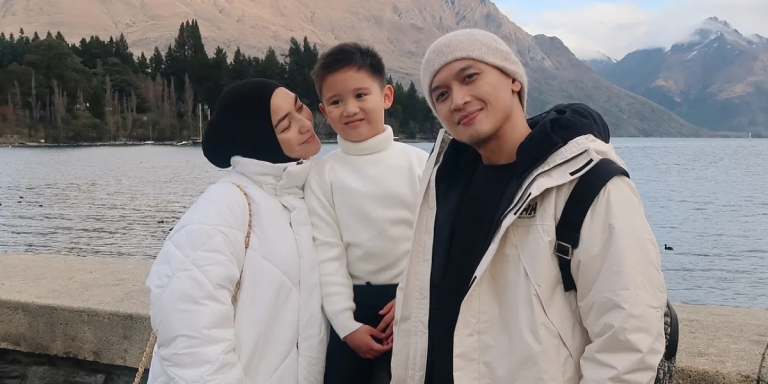 Rezky Aditya bersama keluarga saat momen Ramadan, ajarkan puasa pada anak sejak dini.