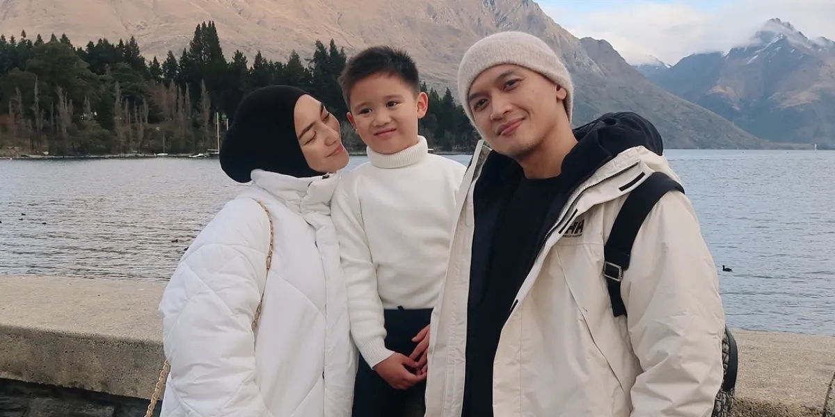Rezky Aditya bersama keluarga saat momen Ramadan, ajarkan puasa pada anak sejak dini.